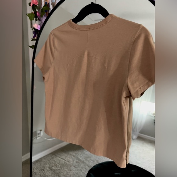 Lululemon NWOT Classic Fit Crew Neck Tee Crop Nude/Pinkish Tan Size 4 - Picture 2 of 2
